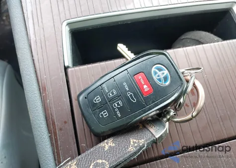 2021 Toyota Sienna Xle z USA, uszkodzony, nr VIN 5TDYRKEC6MS048256